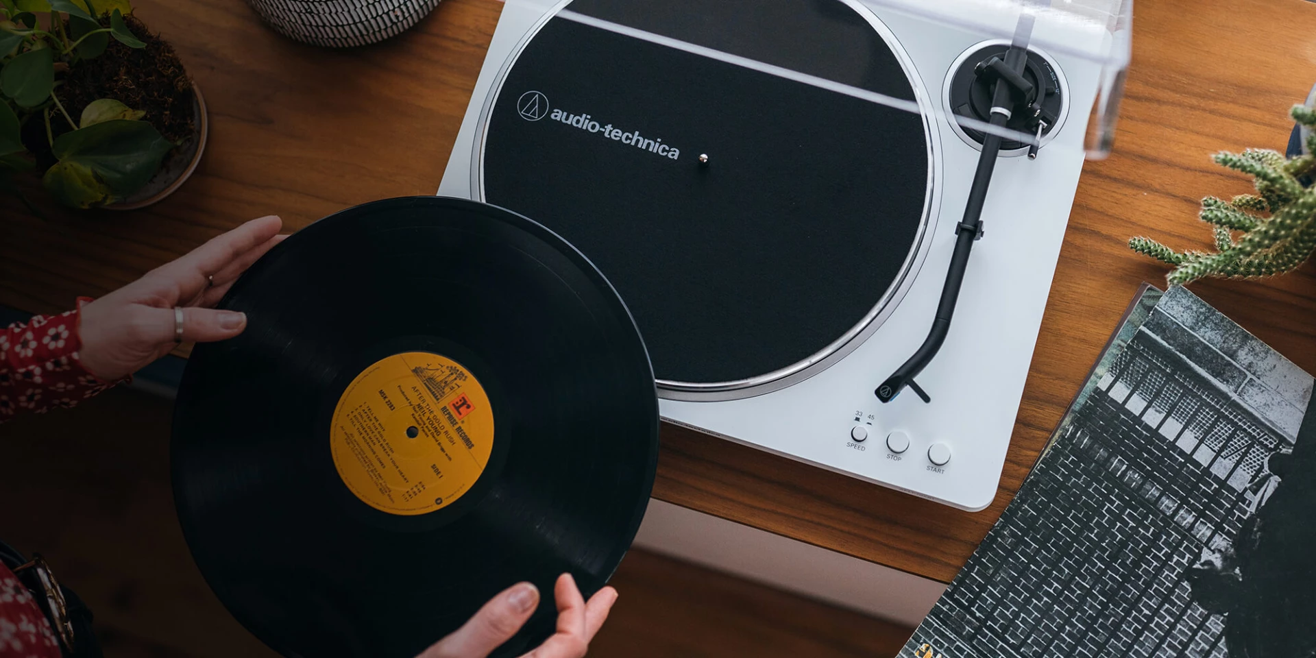 Audio-Technica Gramofon AT-LP70XBTWS