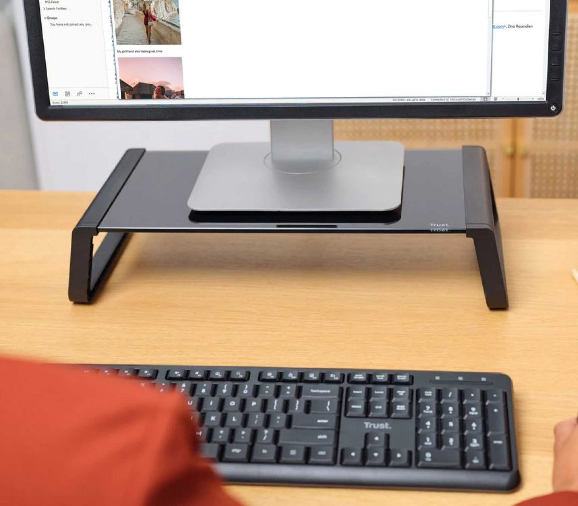 TRUST MONTA POSTOLJE ZA MONITOR (25271) CRNA